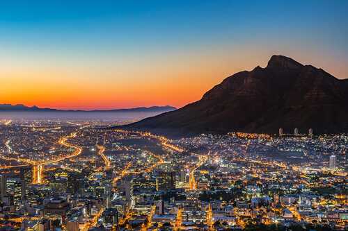View of Table Mountain and Cape Town City at sunrise on a beautiful morning, Cape Town, South Africa / Ava Peattie - stock.adobe.com